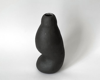Vase sculptural noir | Vase design | Décoration d'intérieur | Vase en céramique | Décoration moderne en céramique