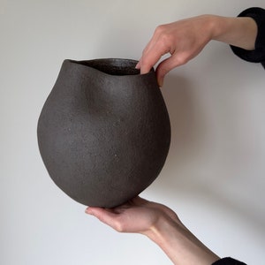 Handgemachte schwarze Steinzeug-Keramikvase : Modernes Wohndekor