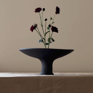Bol noir ikebana fabriqué à la main : vase floral en grès brut, pièce maîtresse