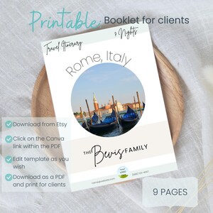 Pu&ograve; includere: Brochure di itinerario di viaggio stampabile per i clienti con una foto di gondole a Venezia, Italia. La brochure &egrave; intitolata "Roma, Italia" e ha un segno di spunta verde accanto al testo "Scarica da Etsy". La brochure &egrave; per la "Famiglia Bevis" e include un'e-mail di contatto e un numero di telefono.