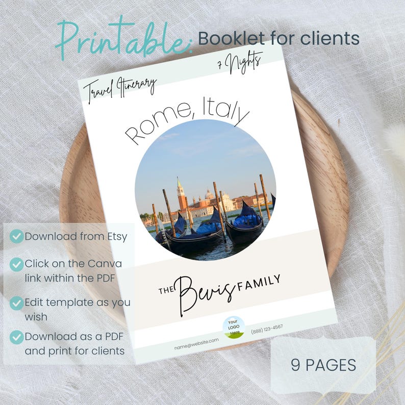 Pu&ograve; includere: Brochure di itinerario di viaggio stampabile per i clienti con una foto di gondole a Venezia, Italia. La brochure &egrave; intitolata "Roma, Italia" e ha un segno di spunta verde accanto al testo "Scarica da Etsy". La brochure &egrave; per la "Famiglia Bevis" e include un'e-mail di contatto e un numero di telefono.