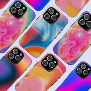 Puede incluir: Una colección de fundas para teléfonos inteligentes con diseños abstractos y vibrantes. Cada funda presenta una combinación única de colores, incluyendo rosa, azul, amarillo y morado, creando un efecto marmolado o tie-dye. Las fundas tienen un módulo de cámara negro y un diseño elegante y moderno.