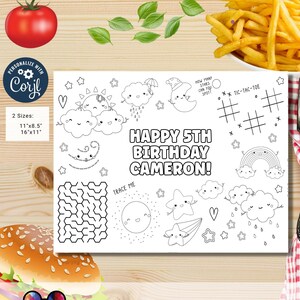 Op de afbeelding: Een zwart-witte printbare kleurplacemat met een vrolijke 5e verjaardag boodschap voor Cameron. De placemat bevat een doolhof, een tic-tac-toe spel en verschillende wolk en ster illustraties.