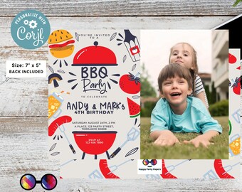 Può includere: Un invito stampabile per una festa barbecue per celebrare il 4° compleanno di Andy e Mark. L'invito presenta una griglia rossa e blu, un'anguria, un pomodoro, un hamburger e un hot dog. Il testo sull'invito dice "Sei invitato a una festa barbecue per celebrare il 4° compleanno di Andy e Mark." L'invito include anche la data, l'ora e il luogo della festa.