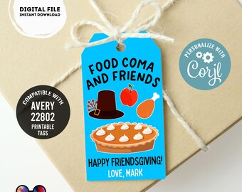 Puede incluir: Una etiqueta de regalo azul con el texto "FOOD COMA AND FRIENDS" e ilustraciones temáticas de Acción de Gracias. La etiqueta incluye un pastel, una manzana, una pata de pavo y un sombrero de peregrino. La etiqueta también dice "HAPPY FRIENDSGIVING!" y "LOVE, MARK".