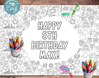 Może przedstawiać: Biała strona do kolorowania o tematyce superbohaterów, z tekstem "HAPPY 5TH BIRTHDAY MAX!" otoczonym elementami komiksowymi. Zawiera kubek na ołówki z kolorowymi markerami i kredkami.