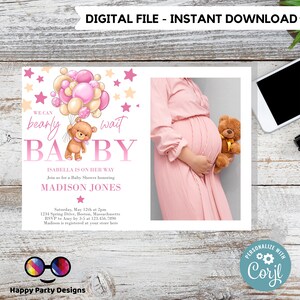 Bearly Attendez l’invitation à la fête de naissance | Modèle d’invitation à une baby shower d’ours en peluche | Nounours avec ballons roses photo Invitation douche #B21