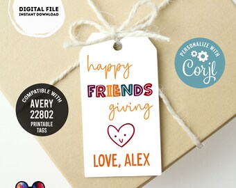 Puede incluir: Una etiqueta de regalo blanca con el texto "happy FRIENDS giving" en letras de colores. Debajo del texto hay un corazón rojo con una carita sonriente. La etiqueta también incluye el texto "LOVE, ALEX" y un círculo pequeño con el texto "PERSONALIZE WITH Corjl".