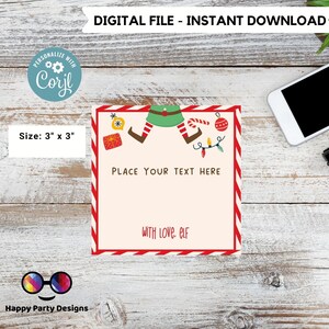 Puede incluir: Una etiqueta de regalo imprimible de 7,62 cm x 7,62 cm con temática de duendes con un borde rayado rojo y blanco. La etiqueta presenta las piernas de un duende que sobresalen de una caja de regalo con luces navideñas, adornos y bastones de caramelo. El texto "PLACE YOUR TEXT HERE" y "WITH LOVE. ELF" están incluidos en la etiqueta.