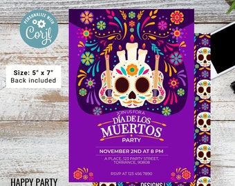 Könnte beinhalten: Eine violette Einladung mit einem farbenfrohen Totenkopf- und Gitarren-Design für eine Dia de los Muertos-Party. Die Einladung enthält den Text "Join us for a Dia de los Muertos Party" sowie das Datum und die Uhrzeit der Party. Die Rückseite der Einladung zeigt ein sich wiederholendes Muster aus Totenköpfen und Blumen.