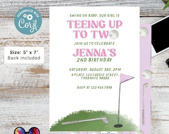 Op de afbeelding: Een roze en groene golf-thema verjaardagsuitnodiging voor de 2e verjaardag van een meisje. De uitnodiging zegt "Teeing Up To Two" en bevat een golfclub en golfballen. De uitnodiging is 12,7 cm bij 17,8 cm en bevat een achterkant.