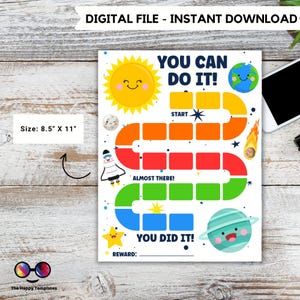 Puede incluir: Un gráfico de recompensas imprimible con temática espacial con un tablero de juego colorido que presenta un cohete, planetas, estrellas y un sol. El gráfico incluye el texto "You Can Do It!" y "You Did It!" y un espacio para una recompensa.