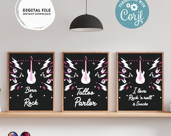 Könnte beinhalten: Drei druckbare Schilder mit schwarzem Hintergrund und weißen Blitzen. Die Schilder zeigen eine rosa E-Gitarre und Text, der "Born to Rock", "Tattoo Parlor" und "I love Rock 'n' roll & Snacks" lautet.