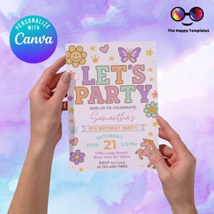 Op de afbeelding: Een pastelkleurige uitnodiging voor een feestje met de tekst "LET'S PARTY" en details voor een 8e verjaardag. Het ontwerp bevat bloemen- en vlinderillustraties, sterren en harten. De uitnodiging wordt door handen vastgehouden.