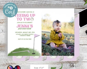 Op de afbeelding: Een roze en groene golf-thema verjaardagsuitnodiging voor de tweede verjaardag van een meisje. De uitnodiging bevat een foto van een babymeisje in een gele jurk, een golfclub en golfballen. De tekst op de uitnodiging luidt "Teeing Up To Two" en "Jenna's 2nd Birthday".