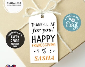 Puede incluir: Etiqueta de regalo blanca con texto negro que dice "Thankful AF for you! Happy Friendsgiving" con un corazón y el nombre Sasha en texto naranja. La etiqueta está atada con una cuerda a una caja de regalo marrón.