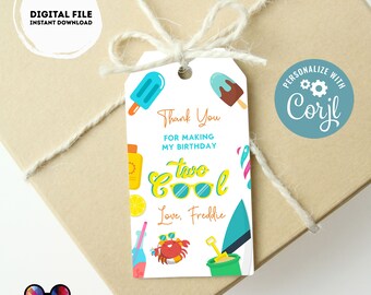 Può includere: Un'etichetta di ringraziamento bianca con un tema estivo in blu, giallo e arancione. L'etichetta dice "Grazie per aver reso il mio compleanno due cool. Con affetto, Freddie".
