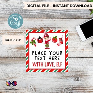 Puede incluir: Una etiqueta de regalo de elfo de Navidad imprimible de 7,62 cm x 7,62 cm con rayas rojas y verdes. La etiqueta presenta un elfo de dibujos animados sosteniendo un bastón de caramelo, una caja de regalo, un adorno navideño y una media. El texto en la etiqueta dice "Coloque su texto aquí con amor, elfo".