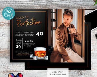 Puede incluir: Invitación digital para un 40 cumpleaños con el texto "Aged to Perfection". La invitación incluye una foto de una persona con un vaso de whisky. El tamaño es de 12,7 cm x 17,8 cm.