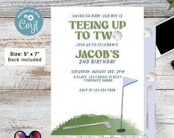 Op de afbeelding: Een printbare uitnodiging voor een 2e verjaardagsfeest met een golf thema. De uitnodiging is wit met groene en blauwe accenten. Het staat er "Teeing Up To Two" en "Jacob's 2nd Birthday".