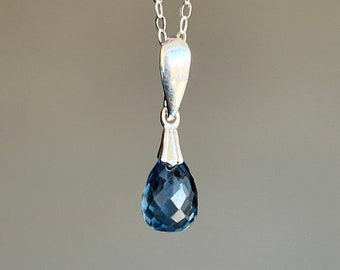 London Blautopas Halskette, Dezember Geburtsstein, Navy Blue Teardrop Anhänger, Sterling Silber Kette, Blauer Layering Schmuck, Geschenk für sie