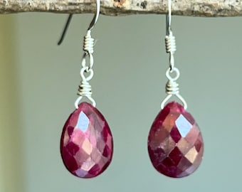 Rubin Ohrringe, Juli Birthstone, Einfache Sterling Silber Ohrringe, Rote Edelstein Ohrringe, Minimalistischer Schmuck, Geschenk für Mama, Natürlicher Rubin
