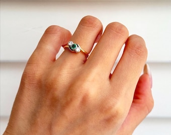 Antique 18k and Platinum Emerald and Diamond Ring size US 3.5