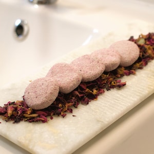 Ciottolo di argilla bianca e petalo di rosa Detersione-esfoliante delicata per il corpo, doccia e bagno Adulti Bambini Bomba da bagno naturale vegana