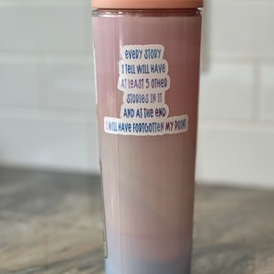 Puede incluir: Un vaso de color rosa y azul degradado con una pegatina blanca que dice "Every story I tell will have at least 5 other stories in it and at the end I will have forgotten my point."