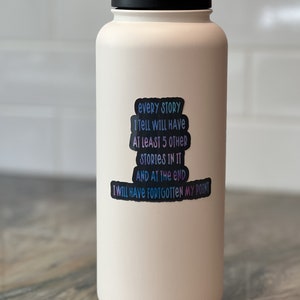 Puede incluir: Botella de agua blanca aislada con una pegatina que dice "Every story I tell will have at least 5 other stories in it and at the end I will have forgotten my point."