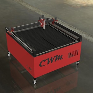 Pode incluir: Máquina de corte CNC de metal vermelho com uma cama de corte preta e um logotipo CWM. A máquina está sobre rodas e tem uma cabeça de corte preta.