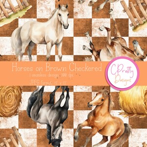 Puede incluir: Un patrón de papel digital sin costuras con ilustraciones de acuarela de caballos sobre un fondo a cuadros marrón y blanco. También se incluyen en el diseño pacas de heno, vallas y el texto "Horses on Brown Checkered".