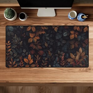 Cottagecore bureauonderlegger en muismat | Subtiel botanisch bloemenpatroon in een Arts and Crafts-stijl voor op je bureau.