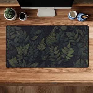 Tapis de bureau et tapis de souris Fougère | Motif floral sombre, style cottagecore, forêt, subtil, nature, pour votre bureau d'ordinateur.