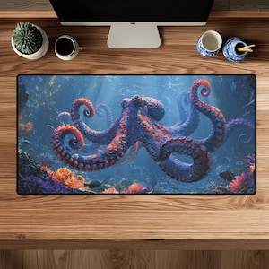 Peut inclure: Un tapis de bureau rectangulaire représentant une scène sous-marine vibrante avec une grande pieuvre au centre. La pieuvre affiche des nuances de bleu profond et d'orange vif, entourée de récifs coralliens colorés et de petits poissons.