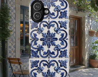 Op de afbeelding: Een rechthoekig telefoonhoesje met een herhalend patroon van donkerblauwe bloem- en krulmotieven op een witte achtergrond. Het ontwerp imiteert traditionele keramische tegels met symmetrische, complexe vormen en een glanzende afwerking, inclusief een zwarte camera-uitsparing.