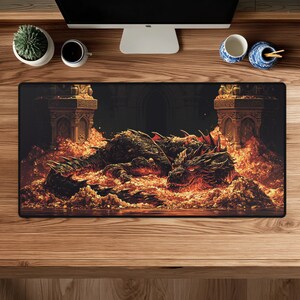 Könnte beinhalten: Eine rechteckige Schreibtischunterlage mit einer detaillierten Illustration eines dunklen, geschuppten Drachen, der auf einem riesigen Haufen leuchtender Goldmünzen und Schätze in einer dunklen Steinkammer mit verzierten Säulen und warmem Licht ruht.