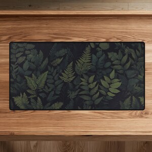 Schreibtischunterlage und Mauspad mit Farnmuster | Florales, dunkles Cottagecore- und Forestcore-Muster im dezenten Naturstil für Ihren Computertisch.