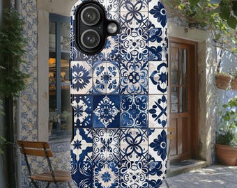 Op de afbeelding: Een rechthoekig smartphonehoesje met een herhalend rasterpatroon van blauwe en witte decoratieve tegels. Het ontwerp toont diverse complexe florale en geometrische motieven over het oppervlak, met een ronde uitsparing voor de cameralens.