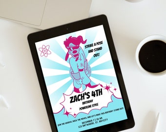 Può includere: Un invito a una festa di compleanno blu e rosa con un personaggio di un cane dei cartoni animati in costume da supereroe. L'invito dice "Zach's 4th Birthday Powerline Style" e include la data, l'ora e il luogo della festa.