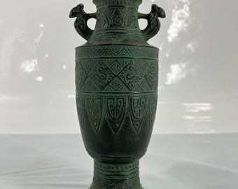 Jarrón japonés antiguo de bronce con relieve de estilo arcaico.