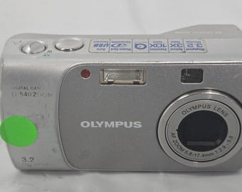 Olympus CAMEDIA D-540 Zoom 3.2MP Digital Camera - Silver No Battery
