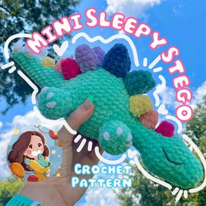Puede incluir: Un juguete de dinosaurio verde tejido a ganchillo con espinas coloridas y detalles blancos. El texto "MINI SLEEPY STEGO" se arquea sobre el dinosaurio, con "CROCHET PATTERN" debajo. El juguete se sostiene contra un cielo azul.