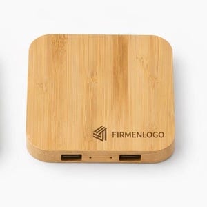 Könnte beinhalten: Drei quadratische Powerbanks aus Holz mit abgerundeten Ecken. Jede hat eine natürliche Holzmaserung. Eine ist mit "Melina" und einem Herz graviert, eine andere mit "M.B." und die dritte mit einem Logo und dem Text "FIRMENLOGO".