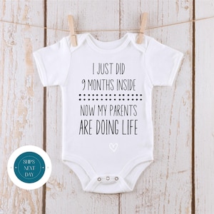 9 meses dentro do Parents Doing Life Onesie® | Engraçado e fofo Onesie® | Presente de chá de bebê
