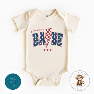American Babe 4th of July Baby Onesie® | Traje personalizado para bebês da Americana | Dia da Independência Onesie®