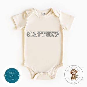 Mono gris personalizado con nombre y letras de Varisty® / Camiseta infantil personalizada / Bonito regalo para baby shower / Mono para niño®