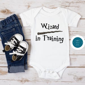 Tutina per neonati Wizard in Training® / Tutina per neonati carina® / Maglietta personalizzata / Regalo per baby shower