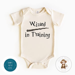 Zauberer im Training Babybody® | Baby-Dusche-Geschenk | Kinder benutzerdefinierte Tshirt | Neues Elterngeschenk