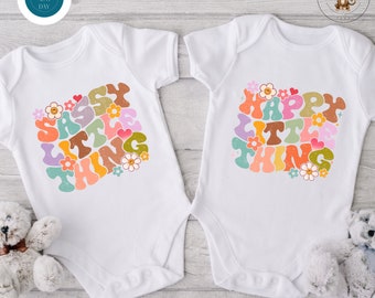 Sassy Happy Little Thing Twin Onesie® | Jumeaux personnalisés mignons Onesie®s | Faire-part " bébés jumeaux "